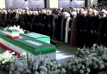 ایران در ماتمِ رهبر شهید؛ ‌اقامه نمازِ آخر بر پیکر آقای شهید ایران