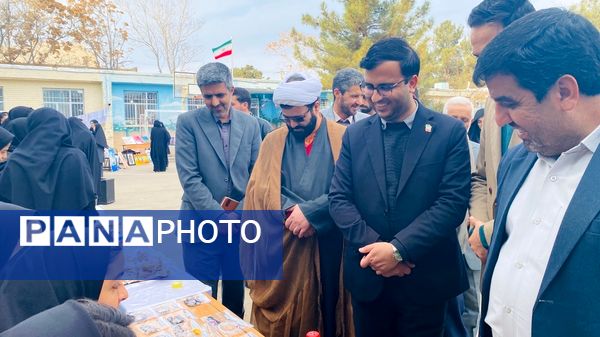 آغاز رسمی مسابقات فرهنگی هنری با نواختن زنگ جشنواره فردا و جشنواره ماها در مدرسه تکتم 