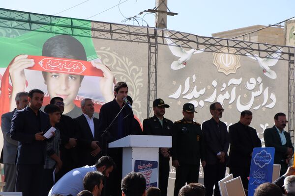 حضور پرشور دانش‌آموزان و مسئولین در راهپیمایی ۱۳ آبان در ناحیه یک بهارستان