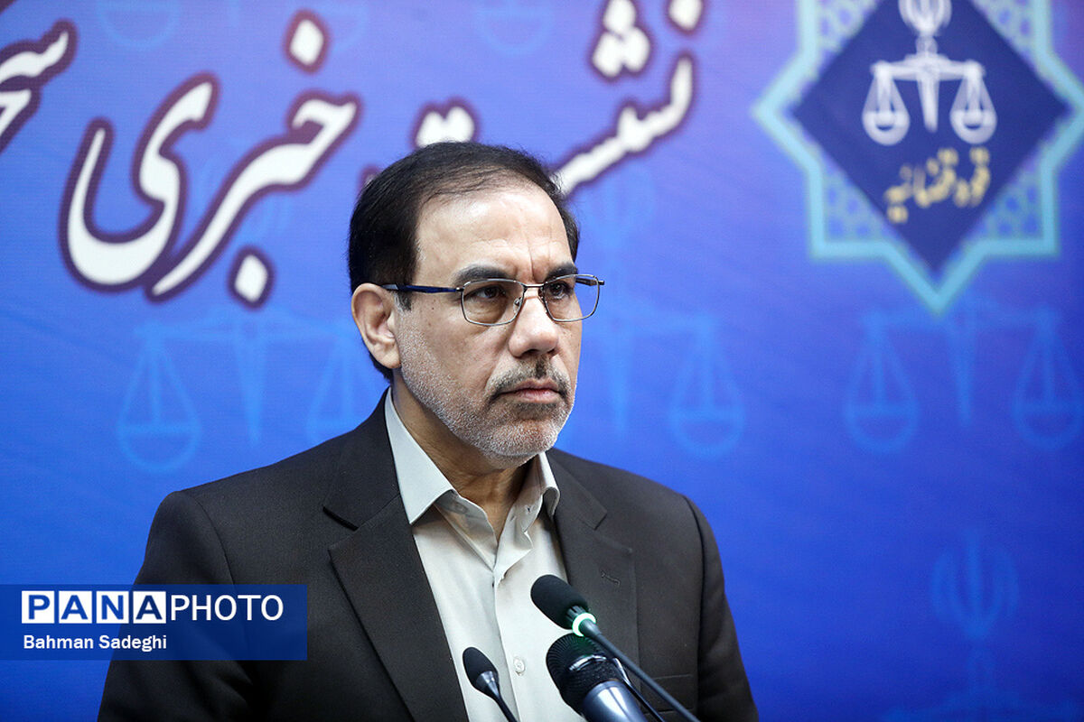 بابک زنجانی آزاد نشده و در مرخصی هم نیست