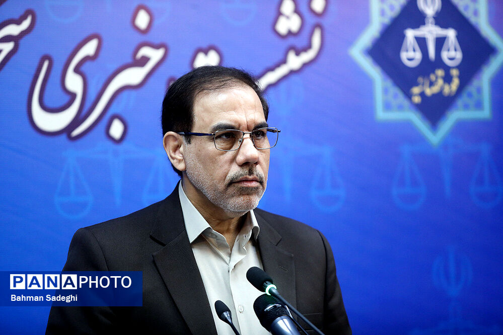 بابک زنجانی آزاد نشده و در مرخصی هم نیست