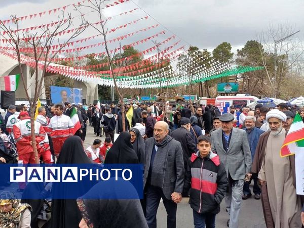 حضور دانش آموزان دبستان نرجس در راهپیمایی ۲۲بهمن 