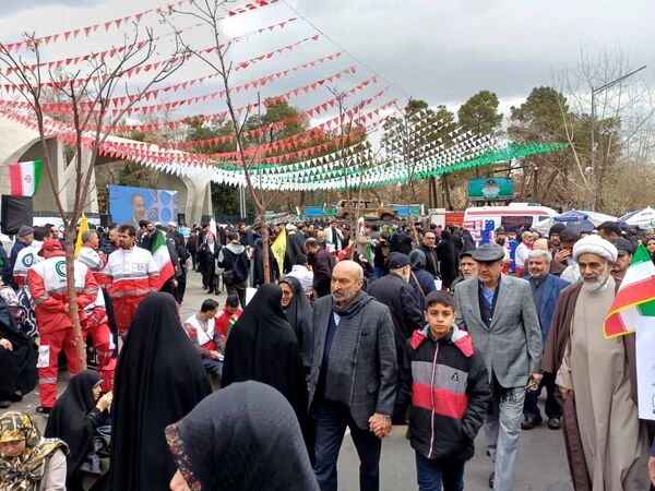 حضور دانش آموزان دبستان نرجس در راهپیمایی ۲۲بهمن 