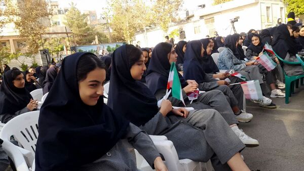 نواخته‌شدن زنگ مهر در مدرسه فرزانگان ۴ مشهد