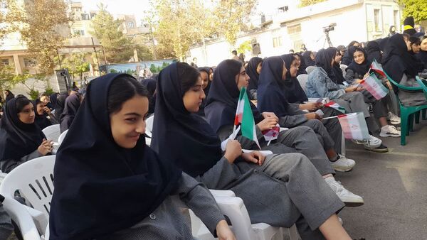 نواخته‌شدن زنگ مهر در مدرسه فرزانگان ۴ مشهد