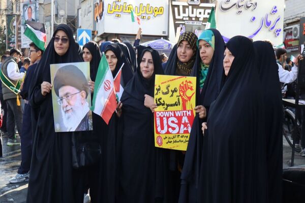 حضور پرشور دانش‌آموزان پاکدشتی در راهپیمایی روز ۱۳ آبان