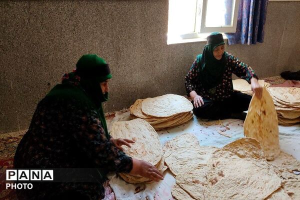 سومین روز از پخت نان  برای پذیرایی از زائران بدرقه آقای  شهید ایران در شهر بار نیشابور