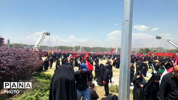موج جمعیت در خیابان‌های تهران برای بدرقه رهبر شهید