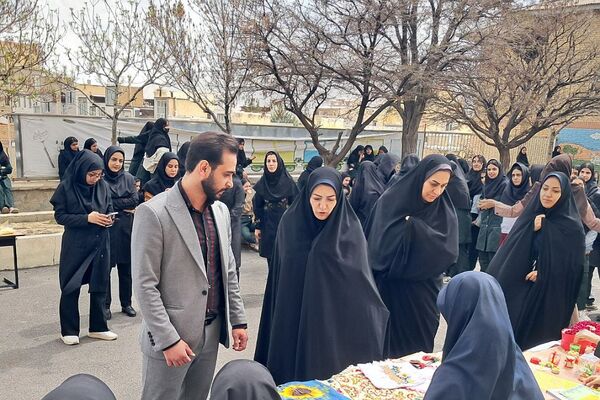 برگزاری بازارچه صنایع دستی و غذا در دبیرستان‌ حضرت‌ معصومه (س) شهرستان فیروزکوه