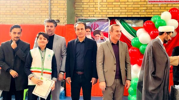 مراسم جشن انقلاب و تقدیر از دانش‌آموزان مقام‌آور مدرسه معلم