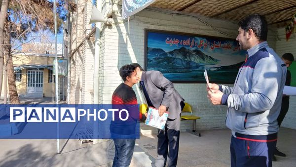 آیین تجلیل و قدردانی از برترین‌های مسابقات فوتسال درون مدرسه‌ای در دبیرستان امام رضا (ع) 