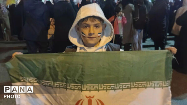 ۶۶ شبِ درخششِ وفاداری در کوهدشت؛ با شعارِ حمایت از رهبری 