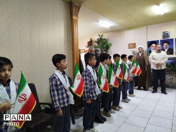 تجلیل دانش آموزان از حافظان امنیت  در نیشابور