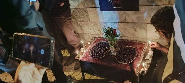 اجتماع مردم مشهدی مقابل خانه مادر شهید جمهور جهت ابراز همدردی