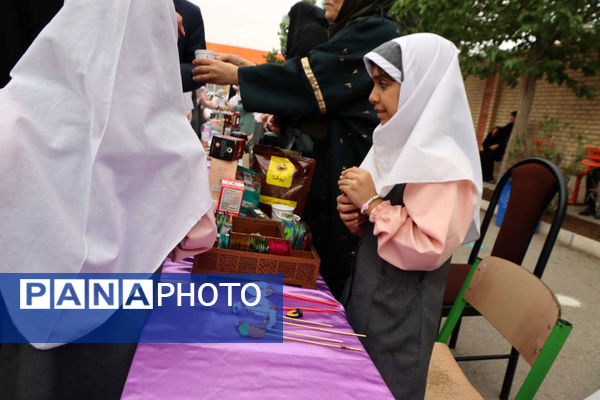 بازدید مدیر آموزش و پرورش اسلامشهر از بازارچه خیریه دبستان شاهد فاطمه زهرا(س)