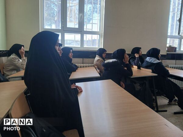 نشست دانش آموزان دبیرستان مادر مهربان خلیل آباد با مشاور اجرایی مدیر آموزش و پرورش