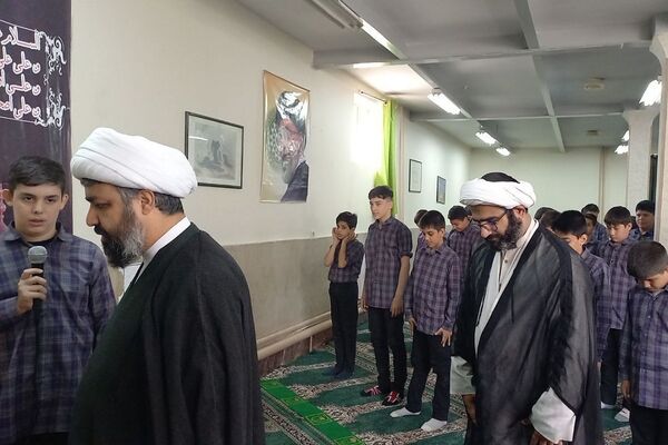 برپایی نماز جماعت مدارس کهریزک با حضور امام جمعه منطقه 