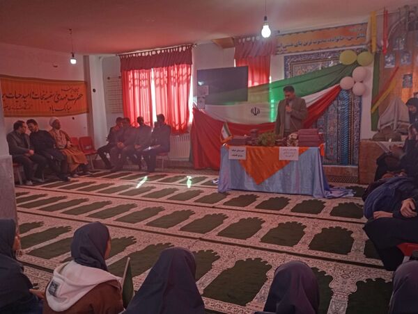 تجلیل از دانش‌آموزان برتر دبیرستان فضیلت