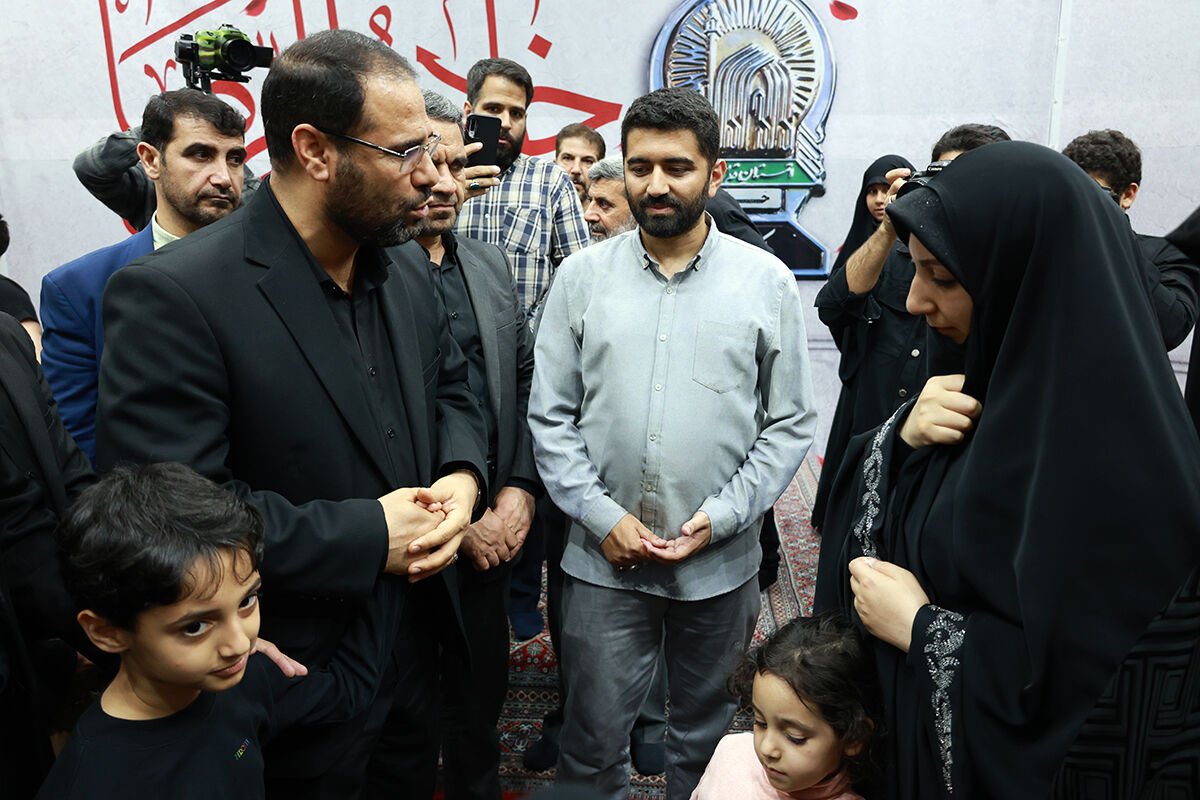 مراسم بزرگداشت شهیدان خدمت در دبیرستان متوسطه دوم امام صادق(ع)
