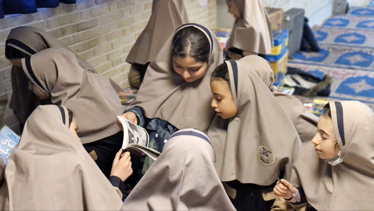 دبستان حافظ یک میزبان کتاب‌های شگفت انگیز 