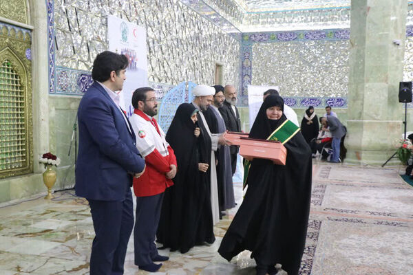 همایش تجلیل از دختران عضو هلال احمر در قم