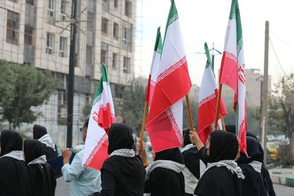 حضور پرشکوه دانش‌آموزان کهریزک و باقرشهر در راهپیمایی ۱۳ آبان