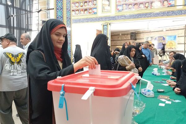 حضور مردم ولایتمدار شهرستان ورامین پای صندوق‌های اخذ رای