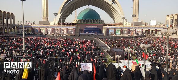حضور جمعیت و مهمانان ویژه در مراسم وداع با رهبر شهید در مصلی امام خمینی تهران