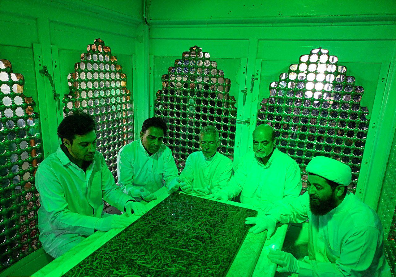 غبارروبی مزار امامزاده سید حمزه کاشمر