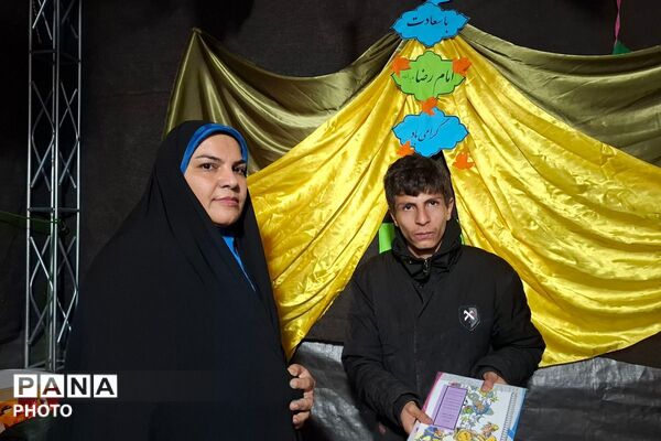 برپایی موکب «مدرسه رهبر شهید» در میدان هفت تیر نسیم‌شهر