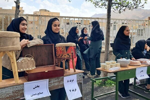 برگزاری بازارچه صنایع دستی و غذا در دبیرستان‌ حضرت‌ معصومه (س) شهرستان فیروزکوه