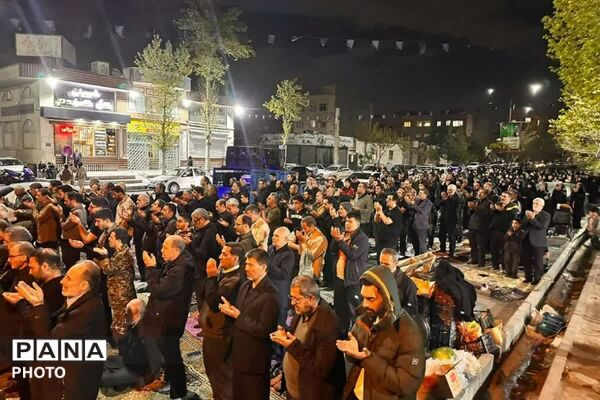 شکوه اقتدار؛ اقامه نماز استغاثه در راهپیمایی شبانه فاز۲ اندیشه 