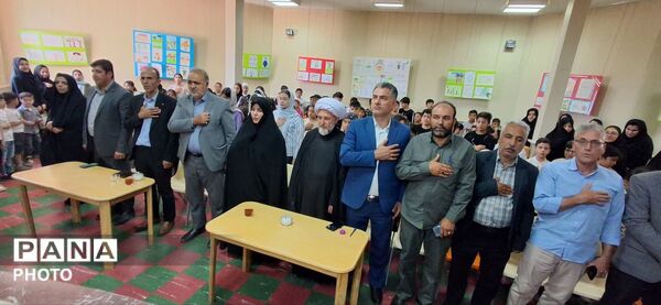 افتتاح نمایشگاه نقاشی  شهدای دانش آموز میناب مهربان