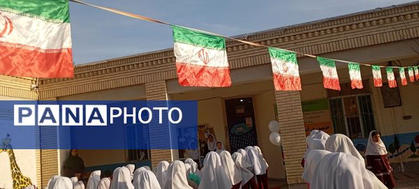 شور جشن ۲۲ بهمن در مدرسه مولوی فین؛ عطر شعر و نور ولایت در هم آمیخت