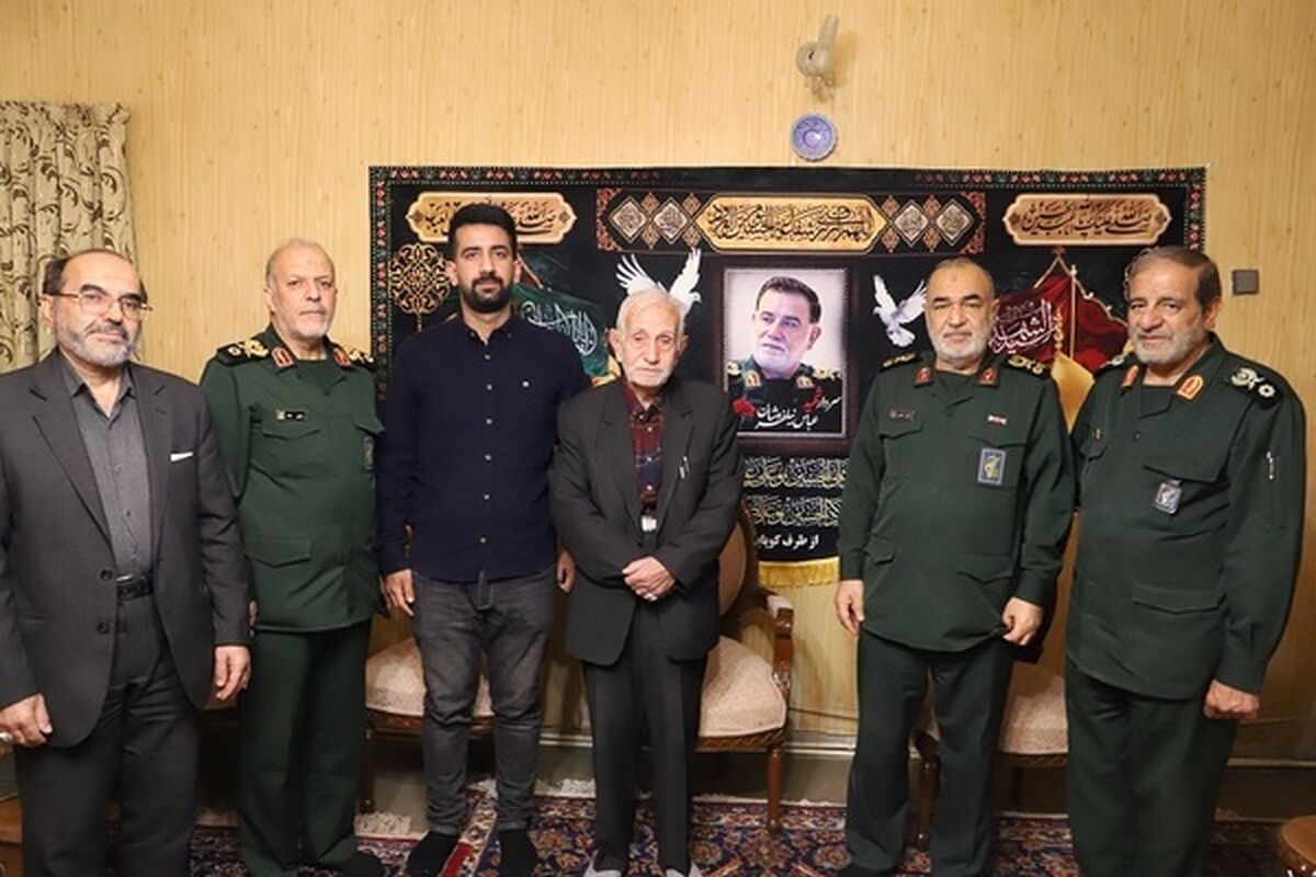 دیدار فرمانده کل سپاه با پدر شهید عباس نیلفروشان