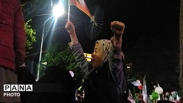 دختران نیشابوری در صف اول تجمعات-۲