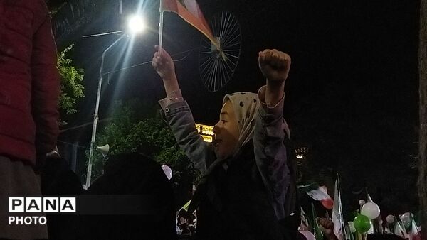 دختران نیشابوری در صف اول تجمعات-۲