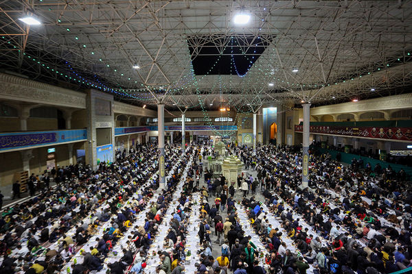 ضیافت افطاری ۲۵ هزار نفری حرم بانوی کرامت در شب میلاد کریم اهل بیت (ع)