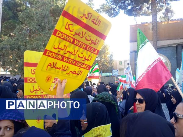 حضور پر شور دانش آموزان نیشابوری در راهپیمایی ١٣ آبان