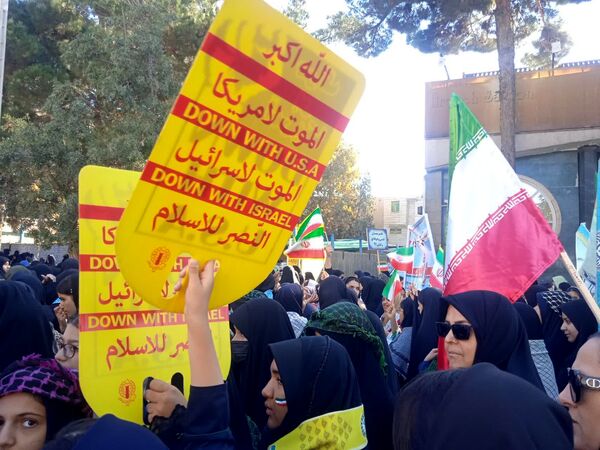 حضور پر شور دانش آموزان نیشابوری در راهپیمایی ١٣ آبان