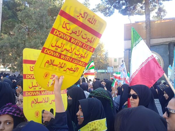 حضور پر شور دانش آموزان نیشابوری در راهپیمایی ١٣ آبان