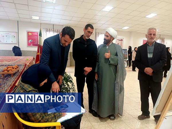 بازدید مسئولان و دانش‌آموزان از نمایشگاه دستاوردهای هنرستان بنت‌الهدی صدر