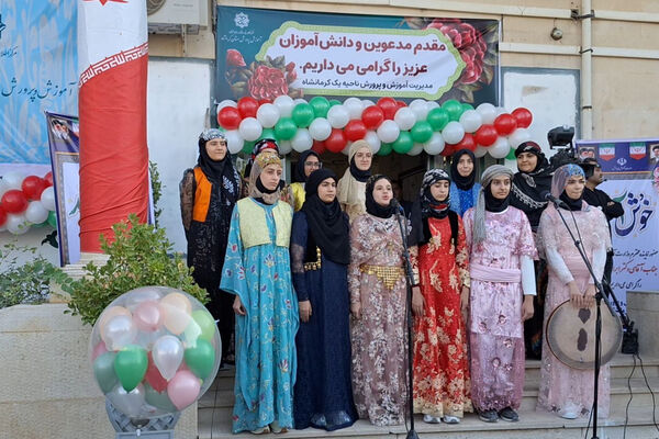 آیین نواختن زنگ مهر در دبیرستان فرزانگان کرمانشاه 