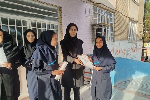 تجلیل از دانش آموزان ممتاز دبیرستان عطیه 