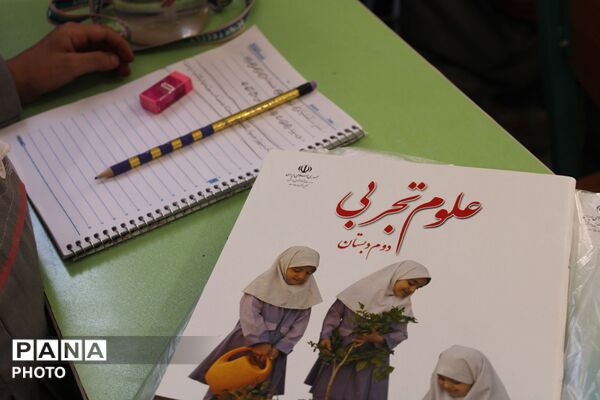 توزیع کتاب‌های درسی در مدرسه حضرت رقیه(س) سملقان 