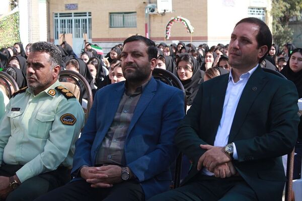آیین نواختن زنگ بازگشایی مدارس در بهارستان‌2