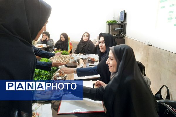 جلسه قطبی مدیران ابتدایی در دبستان شهید دکتر چمران ناحیه دو شهرری 