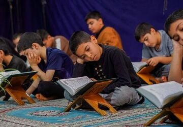 راز و نیاز دانش آموزان با خدا در مراسم معنوی اعتکاف