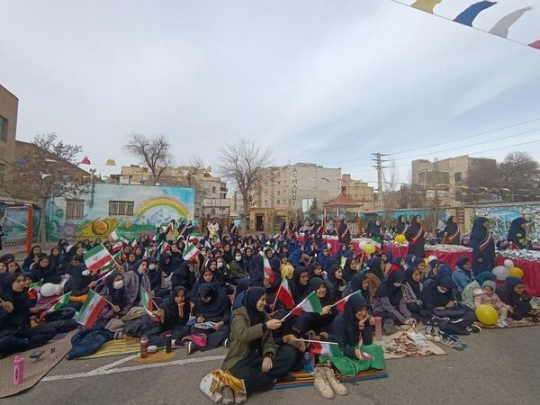 جشن پرنشاط دانش‌آموزان مدرسه حضرت معصومه(س) ناحیه 4 کرج