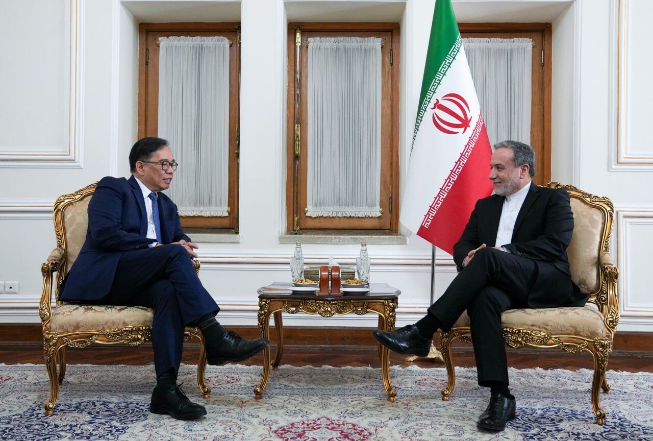 دیدار معاون وزیر خارجه فیلیپین با عراقچی